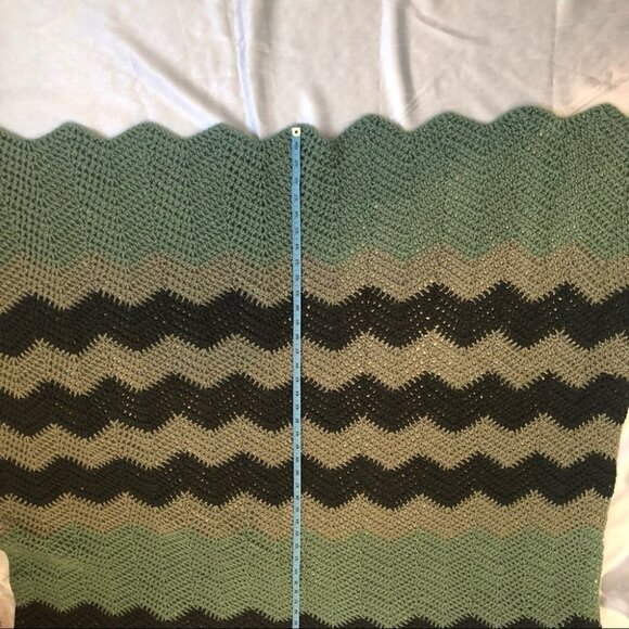 New Crochet Blanket in 3 Shades of Green Aprox 3 1/2  X 5 ft - Picture 6 of 7